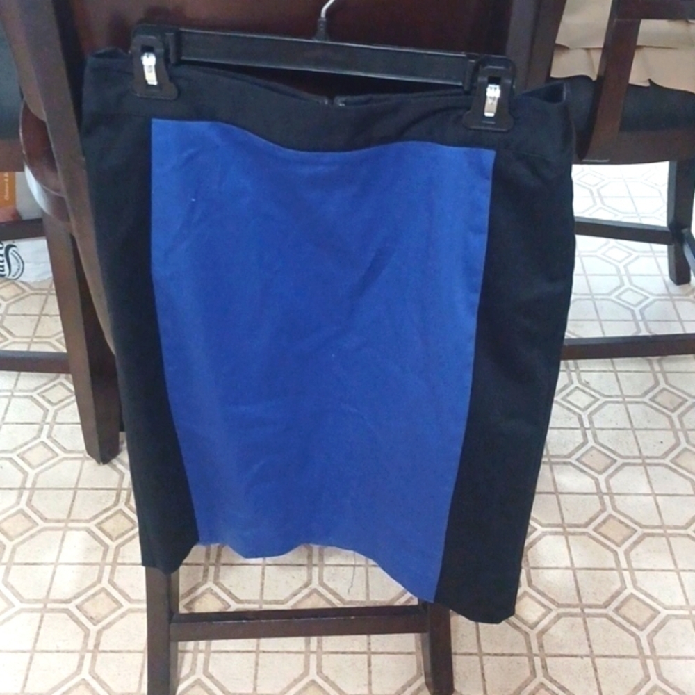 SIZE 6 LIZ CLAIBORNE BLUE AND BLACK SKIRT